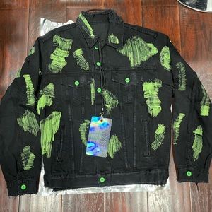 I’m selling this jacket it’s brand new I never used it